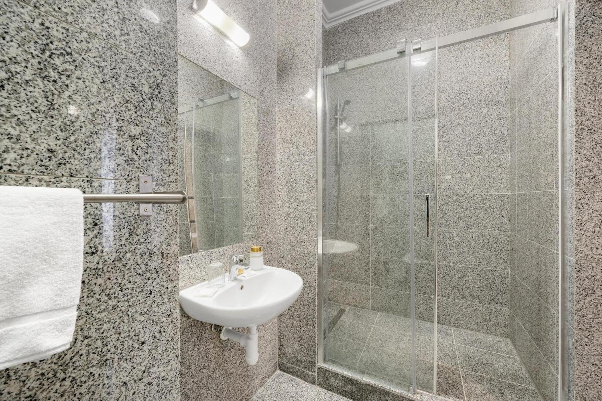 Hotel Reverie - Dependance, Check-In At Metropolitan Star Братислава Екстер'єр фото