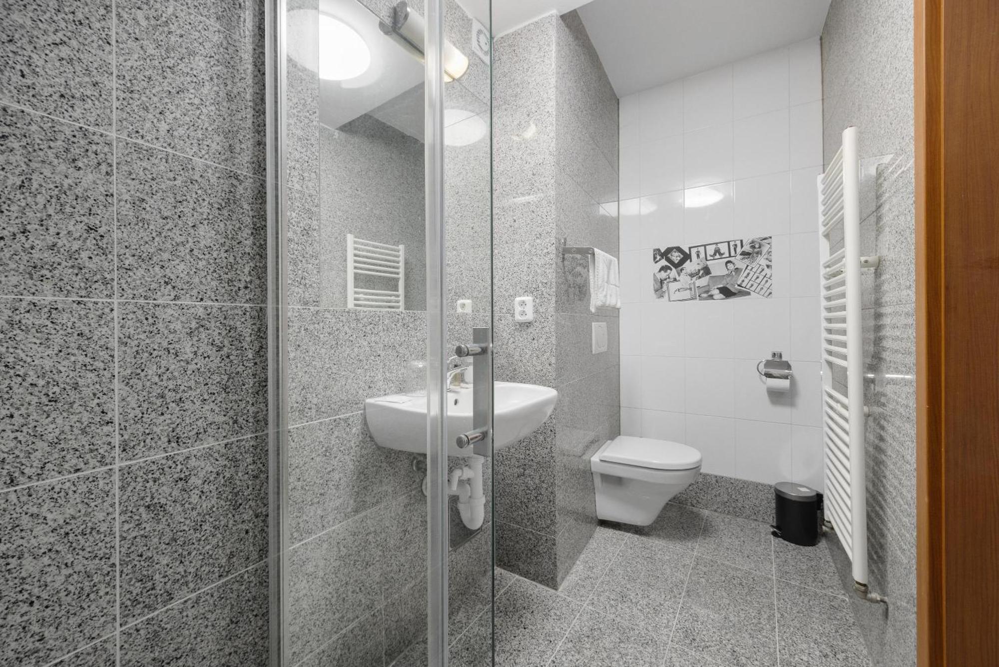 Hotel Reverie - Dependance, Check-In At Metropolitan Star Братислава Екстер'єр фото