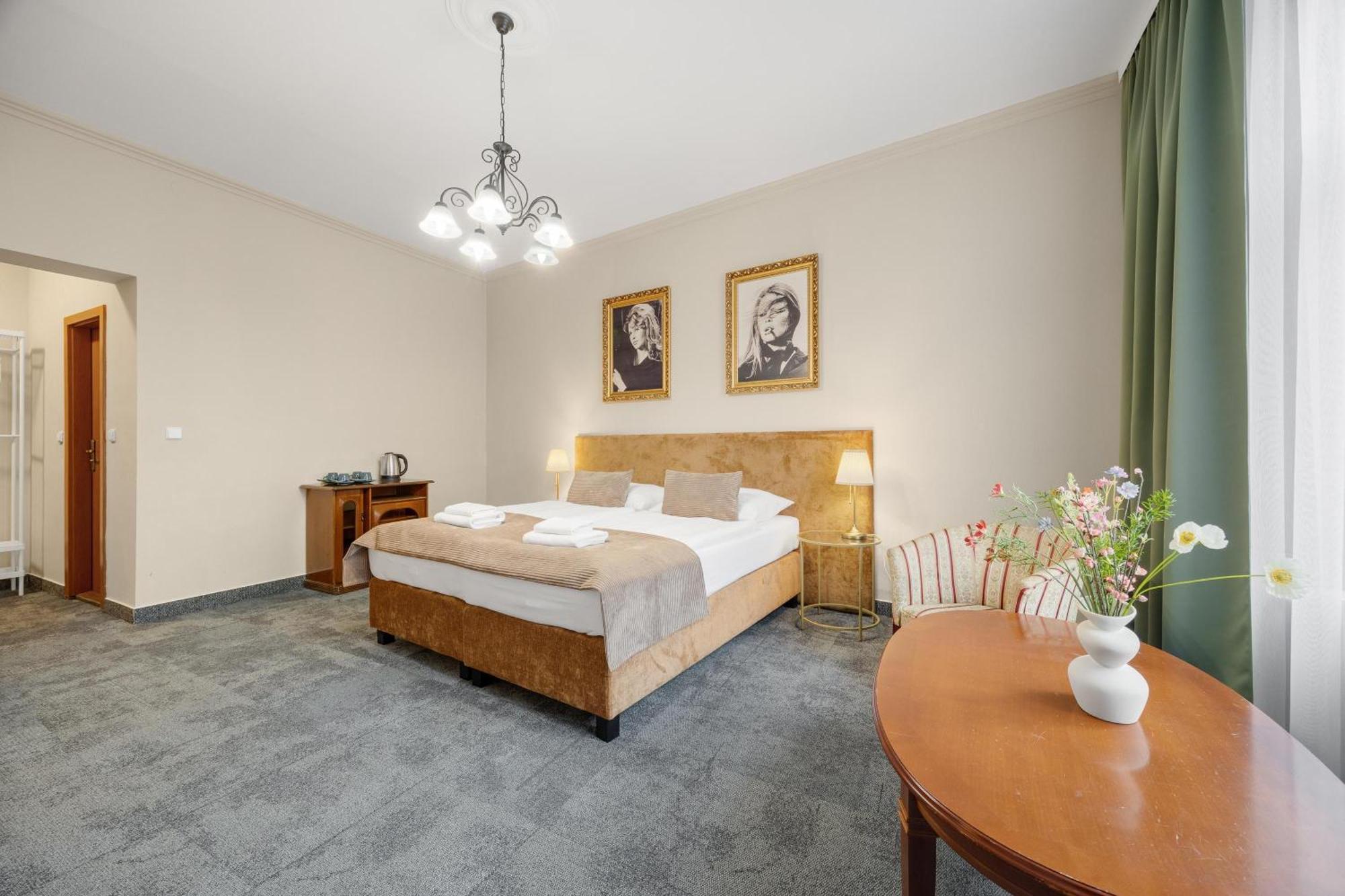Hotel Reverie - Dependance, Check-In At Metropolitan Star Братислава Екстер'єр фото