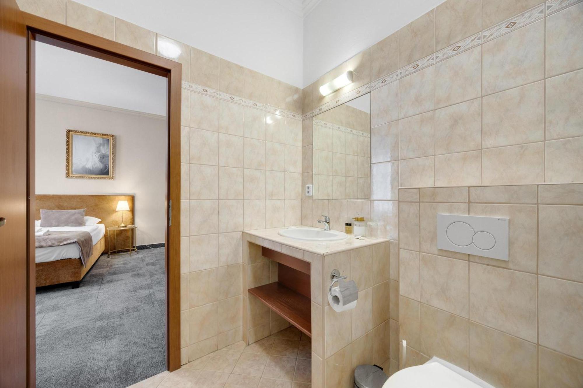 Hotel Reverie - Dependance, Check-In At Metropolitan Star Братислава Екстер'єр фото