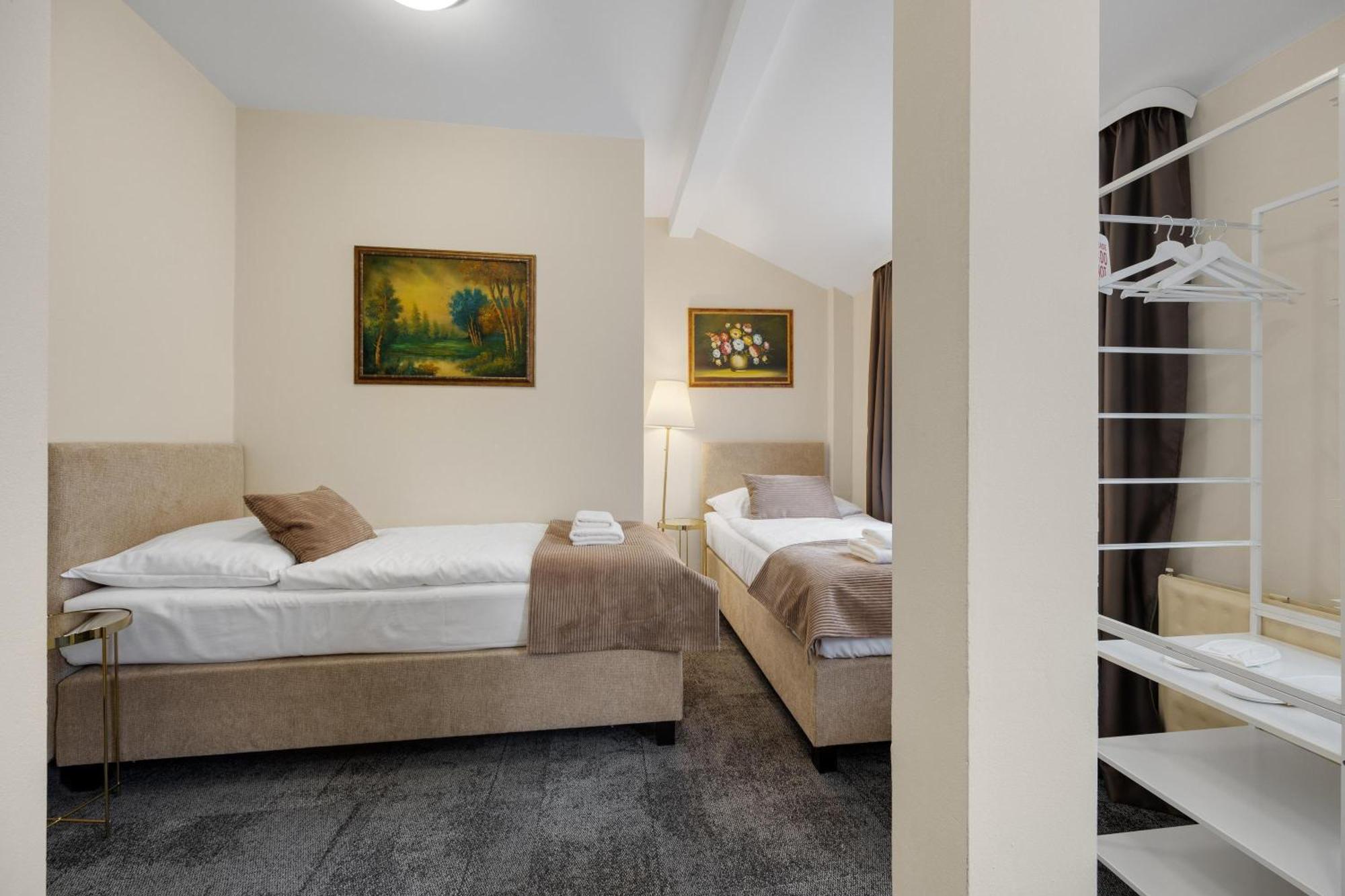 Hotel Reverie - Dependance, Check-In At Metropolitan Star Братислава Екстер'єр фото