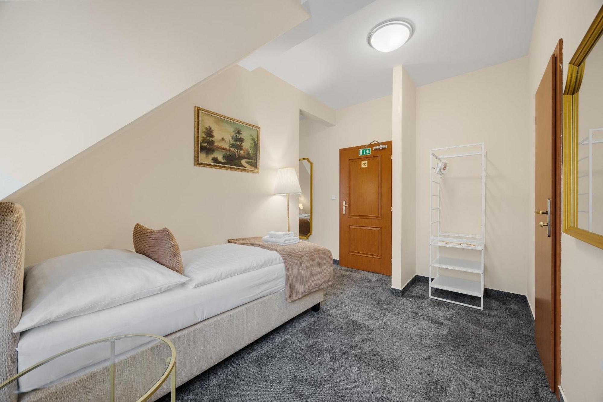 Hotel Reverie - Dependance, Check-In At Metropolitan Star Братислава Екстер'єр фото