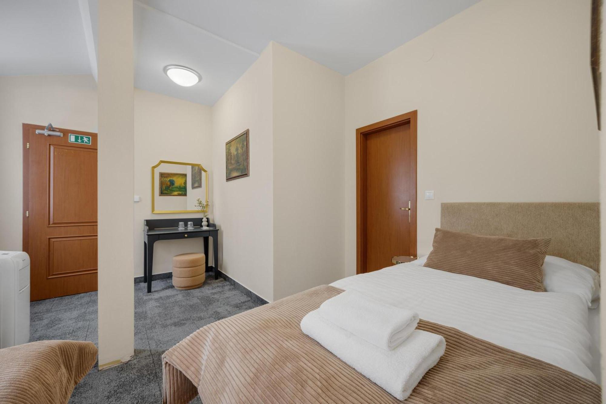 Hotel Reverie - Dependance, Check-In At Metropolitan Star Братислава Екстер'єр фото