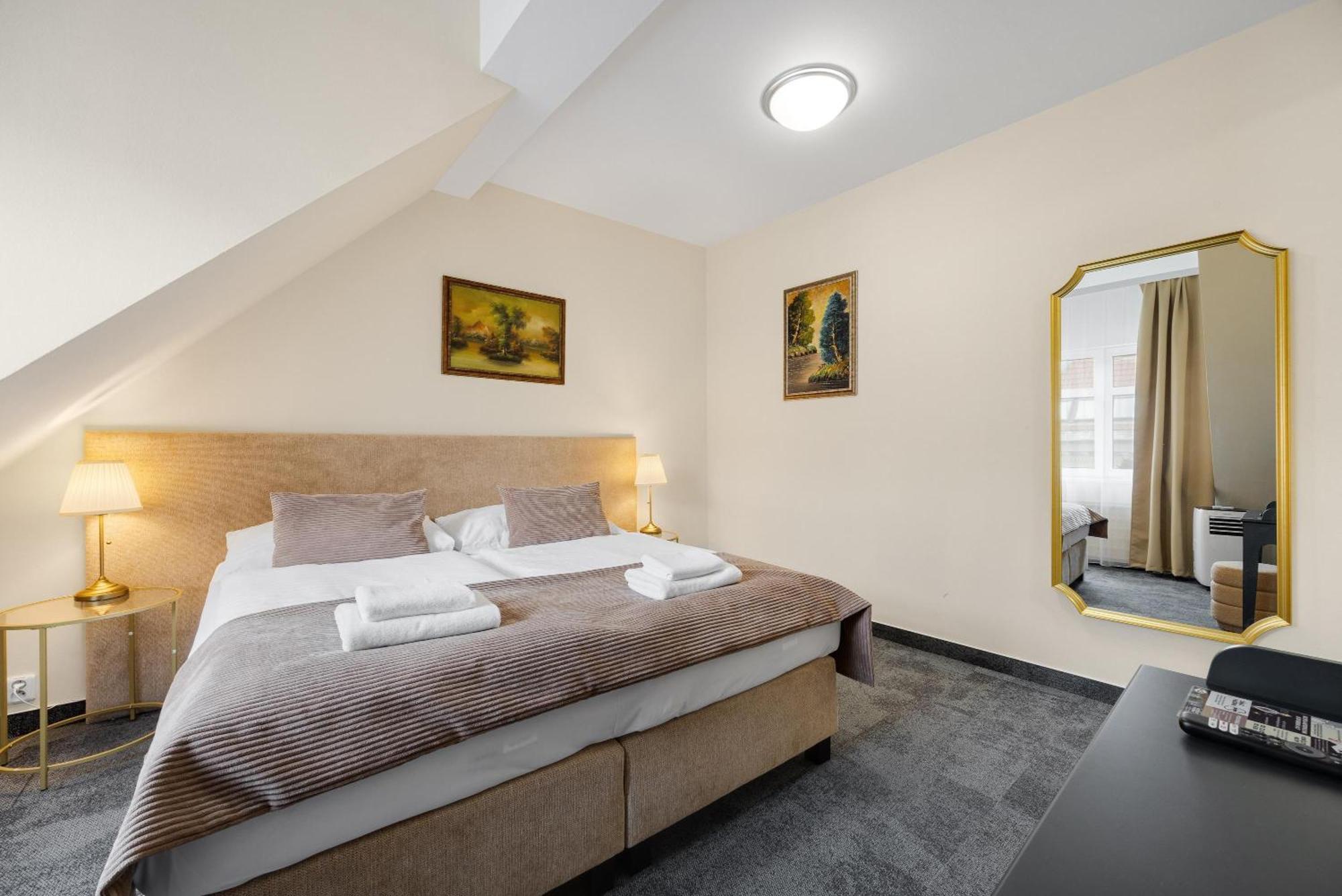 Hotel Reverie - Dependance, Check-In At Metropolitan Star Братислава Екстер'єр фото