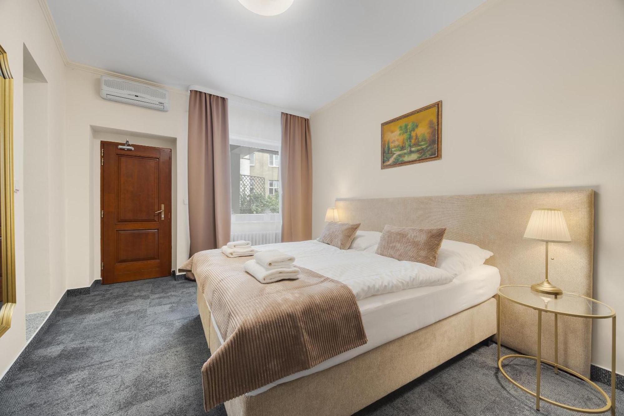 Hotel Reverie - Dependance, Check-In At Metropolitan Star Братислава Екстер'єр фото